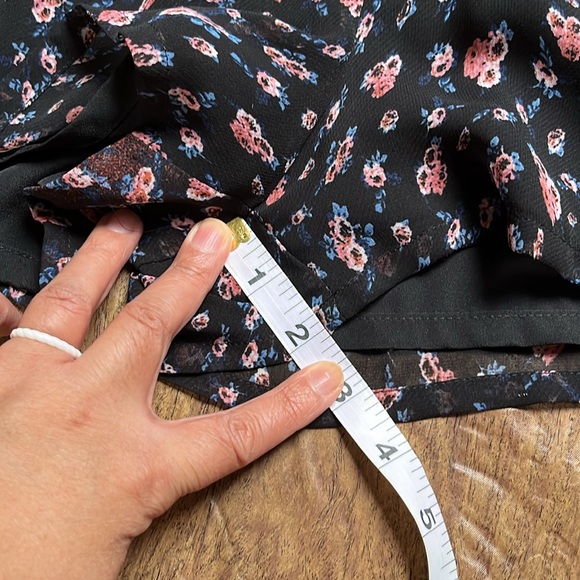 BCBGeneration Button Front V Neck Floral Chiffon Romper Size M - Picture 16 of 16